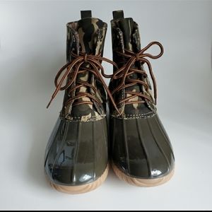 Duck boots
